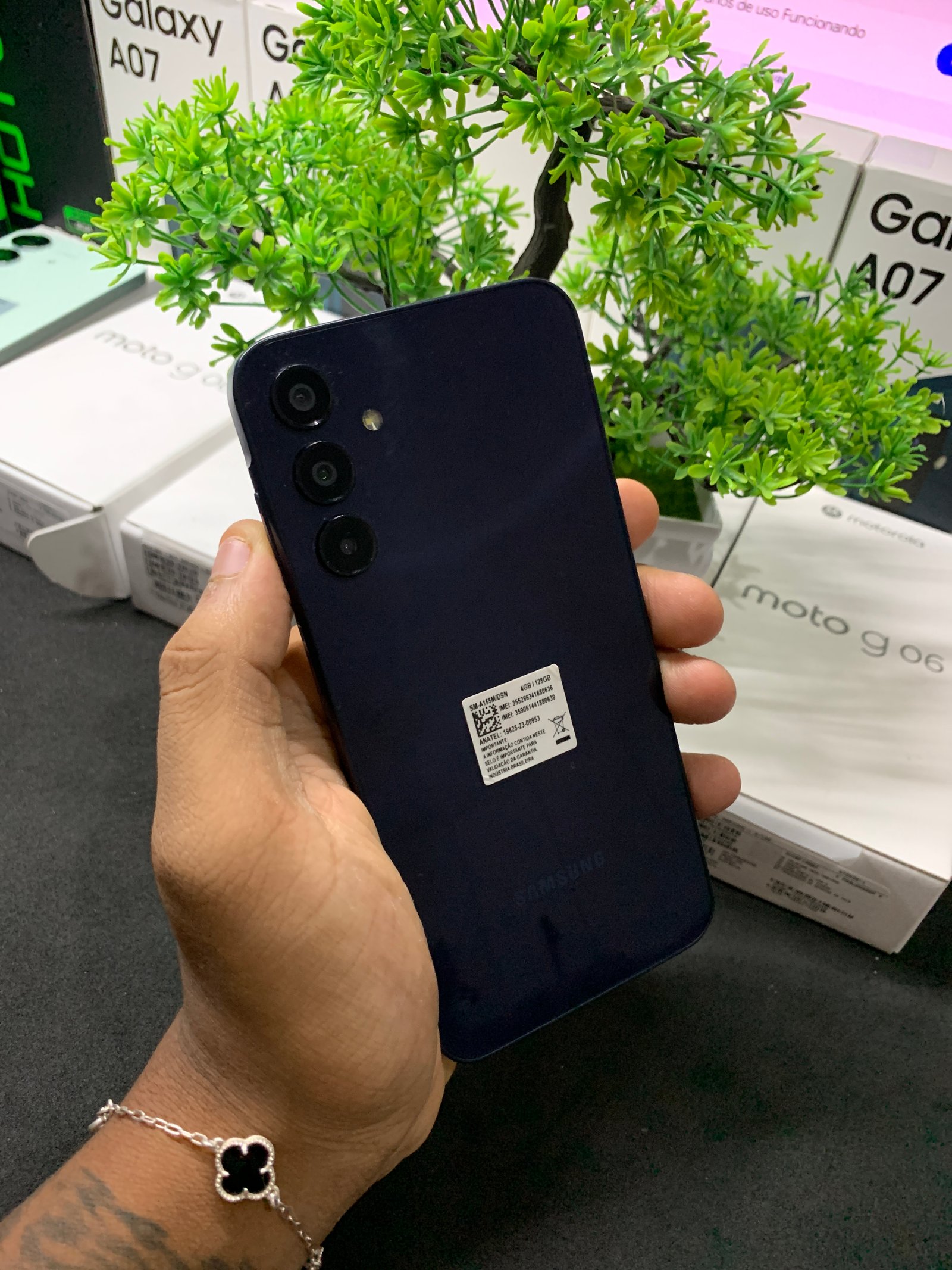 Samsung Galaxy A15 (Tela levemente trincada/original)